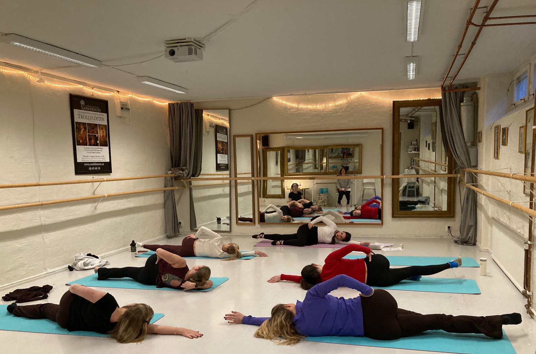 BetiBalance-pass i TÅP Studio — deltagare på mattor i den historiska danslokalen