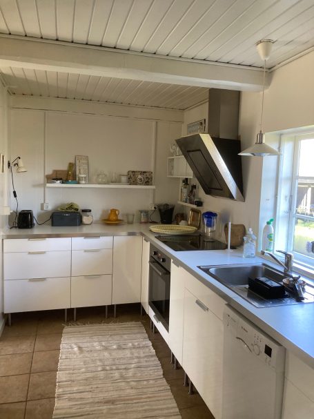 Köket, el-spishäll och ugn, diskmaskin, kyl o frys (syns ej på bilden)